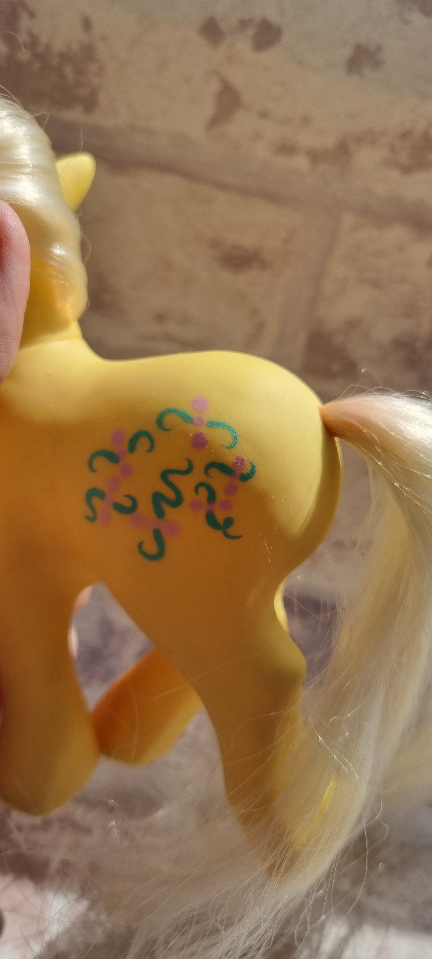 Kiss Curl (Reverse Symbol)